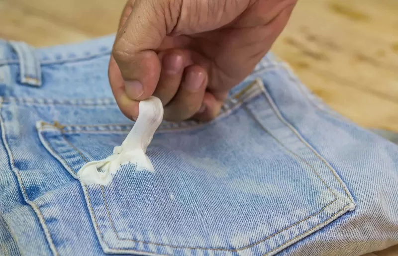 remove gum from clothes with vinegar
